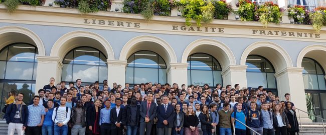 Photo de promotion devant l'hôtel de ville