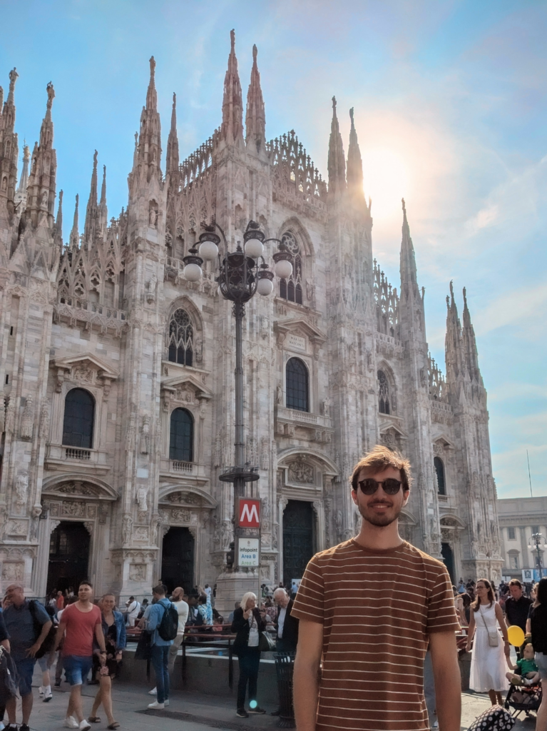 Julien devant monument italien